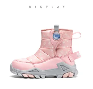 Seitenansicht rosa Kinder-Winter-Schneestiefel mit weißem Schneeflockenmuster.