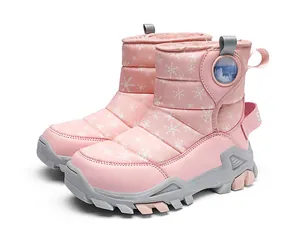Detailaufnahme rosa Kinder-Schneestiefel mit Schneeflockenmuster und Antirutsch-Gummisohle
