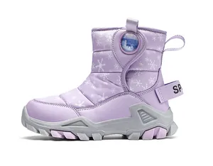 Seitenansicht lila Kinder-Schneestiefel mit Schneeflockenmuster und rutschfester Sohle.