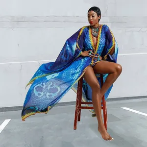 Eleganter, transparenter blauer Chiffon-Überwurf mit lebhaftem gelben Muster für Strand.