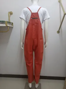 Rückansicht eines lässigen orangefarbenen lockeren Overalls mit Zierreißverschluss