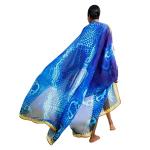 Rückenansicht eines fließenden blauen Chiffon-Kaftans mit Schlangenmuster für Damen.