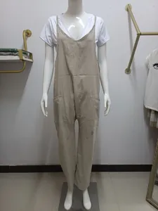 Minimalistischer beiger lockerer Jumpsuit mit Spaghettiträgern und Taschen auf Mannequin