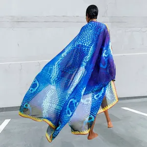 Rückansicht eines fließenden blauen Chiffon-Kimonos mit Schlangenmuster und gelber Kante.