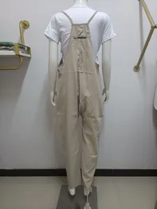 Detaillierte Rückansicht eines beigen Jumpsuits mit Reißverschlusstasche auf Puppe