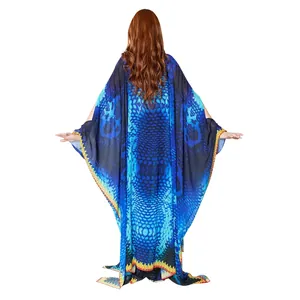 Rückansicht eines langen blauen Chiffon-Kaftans mit Schuppenmuster und Transparenz.