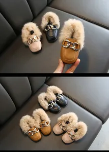 Detailansicht der Kinder-Loafer mit Pelzfutter und schicker Metallkettenschnalle.