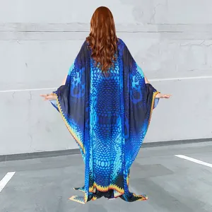 Detaillierte Rückansicht eines langen blau gemusterten durchsichtigen Chiffon Kaftans