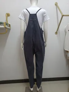 Rückansicht eines marineblauen Overalls mit funktionellem Reißverschlusstaschendetail