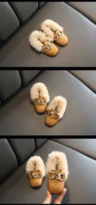 Detailansicht brauner Mädchen-Loafer mit Plüschfutter und dekorativer Metallschnalle