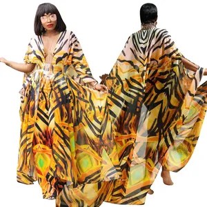 Detailansicht der langen Chiffon-Jacke mit abstraktem orange-schwarzem Geometrie-Druck.