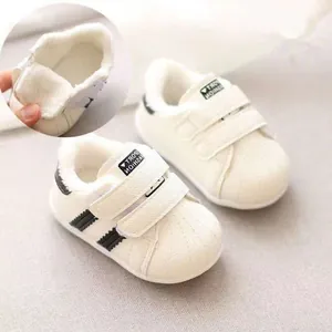 Sneakers bianche invernali per neonati con calda fodera in peluche e suola morbida