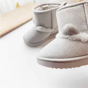 Detailansicht graue Kinder-Schneestiefel mit süßen Bärenohren und flauschigem Kunstpelzfutter