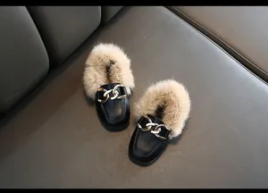 Detailansicht der schwarzen Kinder-Pelz-Loafer mit Goldkette und weichem Plüschfutter