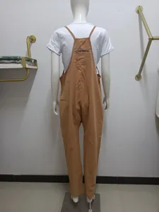 Detaillierte Rückansicht des braunen lockeren Damen-Overalls mit Reißverschlusstasche
