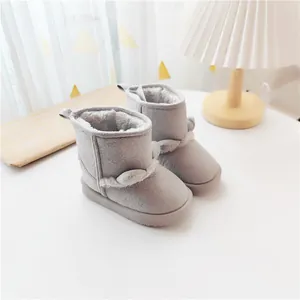 Detailansicht grauer Kleinkind-Schneestiefel mit süßen Bärenohren und warmem Fleece-Futter