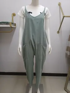 Salbeigrüner Jumpsuit mit weitem Bein, verstellbaren Trägern und Fronttaschen