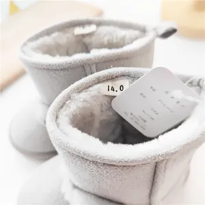 Detailansicht graue Baby-Schneestiefel mit dickem Kunstfellfutter und Größenetikett