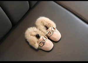 Detail von rosa Kleinkind-Loafers mit flauschigem Fellbesatz und goldener Schnalle.