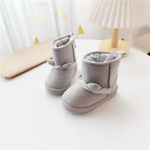 Nahaufnahme grauer Kinder-Schneestiefel mit niedlichen Ohren und warmem Fellfutter