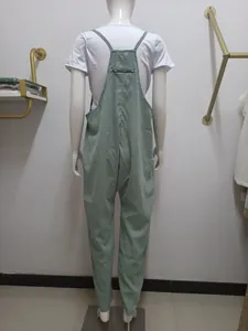 Rückansicht eines salbeigrünen Damen-Overalls mit funktioneller Reißverschlusstasche