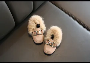 Detailansicht von Mädchen-Loafers in Rosa mit Plüschfellbesatz und goldener Kette.