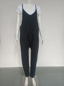 Lässiger schwarzer Jumpsuit mit V-Ausschnitt, Trägern und Taschen auf Schaufensterpuppe