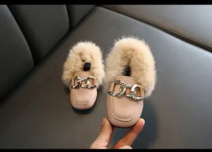 Detailansicht rosa Mädchen-Lederloafers mit Plüschfellbesatz und Goldkettenschnalle