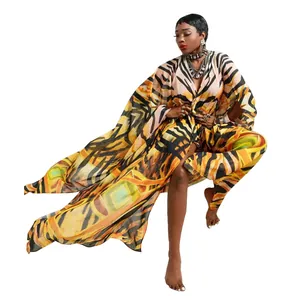 Detailansicht des Tiger-Prints auf dem V-Ausschnitt Chiffon-Überwurf und dem passenden Set.