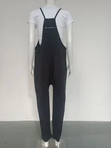 Rückansicht eines lässigen, einfarbigen Damen-Overalls mit Reißverschluss-Detail am Rücken