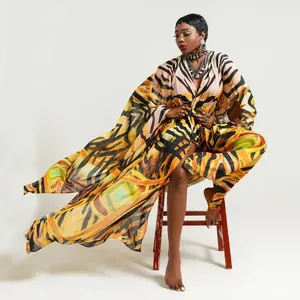 Detailansicht des lebhaften Tigerdrucks und des fließenden Chiffonstoffs des V-Ausschnitt-Kimonos.