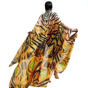 Detailansicht eines langen, transparenten Chiffon-Kaftans mit Tiger-Tierprint