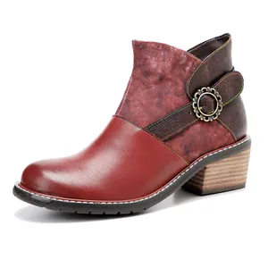 Vintage rote Lederstiefeletten mit dekorativer Blumenschnalle und Holzblockabsatz
