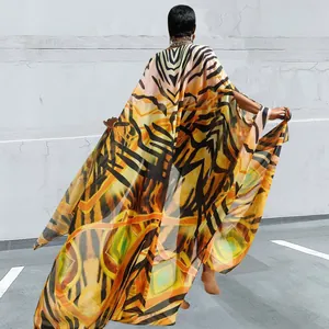 Rückansicht eines transparenten Chiffon-Kaftans mit elegantem Tigermuster-Druck.
