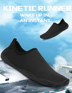 Scarpe acquatiche nere leggere per nuoto e snorkeling su sfondo cielo azzurro