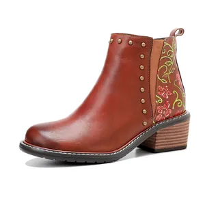 Detaillierte Seitenansicht brauner Lederstiefelette mit Blumenstickerei und Messingnieten