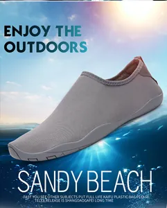 Primo piano di scarpe da scoglio grigie con mesh traspirante e suola antiscivolo per spiaggia