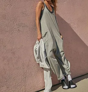 Detailansicht eines lockeren grauen ärmellosen V-Ausschnitt Jumpsuits mit Seitentaschen.