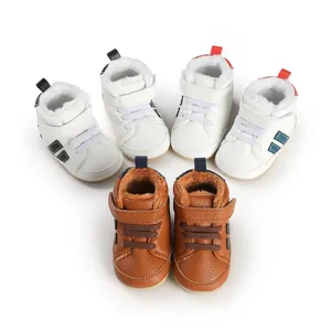 Draufsicht auf verschiedene gefütterte Baby-Winter-Lauflernschuhe mit praktischem Klettverschluss