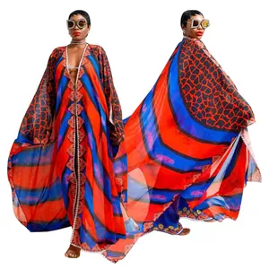 Detailansicht eines transparenten Chiffon-Roben-Überwurfs mit V-Ausschnitt und Leopardenmuster