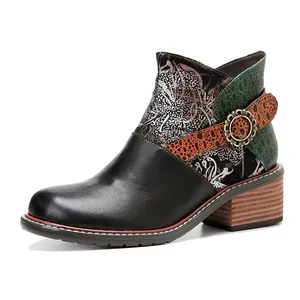 Detailansicht von Bohemian-Lederstiefeletten mit Blumenmuster und Schnalle