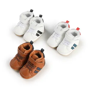 Drei Paar warme, mit Fleece gefütterte Babyschuhe mit Klettverschluss in verschiedenen Farben