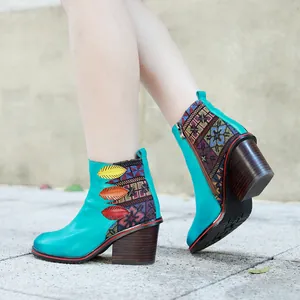 Botines vintage de cuero verde azulado hechos a mano con bordado étnico y hojas de piel