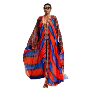 Detailansicht eines farbenfrohen bedruckten Chiffon-Kaftans mit V-Ausschnitt für Damen