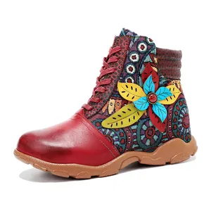 Detailansicht der bunten Boho-Lederstiefelette mit Blumen und 3D-Blumen-Applikation
