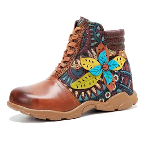 Detailansicht der ethno-floralen Lederstiefel mit bunter gewebter Stoffstruktur
