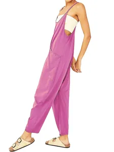 Seitenansicht eines locker sitzenden lila Overalls mit V-Ausschnitt und großen Taschen.