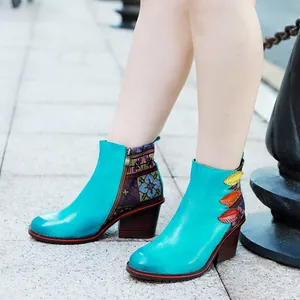 Primer plano de botines de cuero turquesa hechos a mano con bordados étnicos únicos