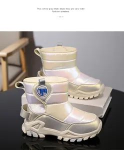 Detailansicht der irisierenden Kinder-Schneestiefel mit dicken, rutschfesten Sohlen.