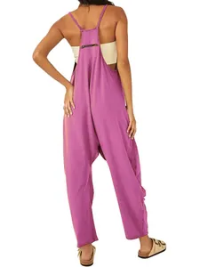 Rückansicht eines lockeren lila Jumpsuits mit Spaghettiträgern und Reißverschlusstasche